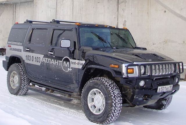 Hummer H2 в заборе и на болоте